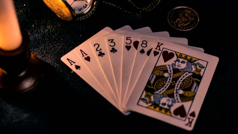 Bộ bài Poker gồm 52 lá bài